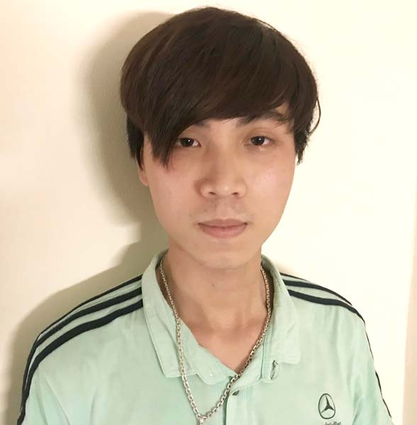 鎖で拘束された留学生のチャン・モウ・ホアン君（撮影）出井康博