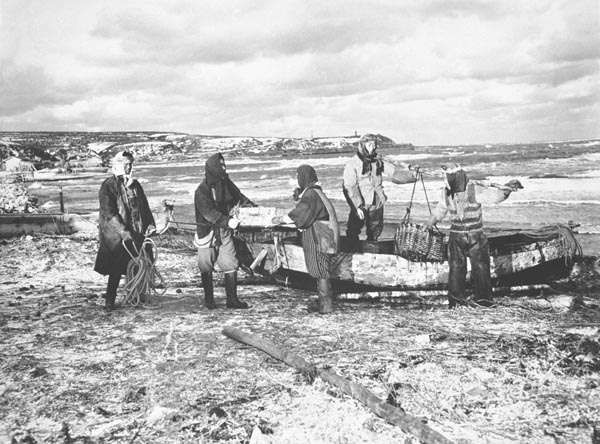 1950（昭和25）年に撮影された北海道稚内大岬で大漁のイカを運ぶ漁民たち（Ｃ）共同通信社