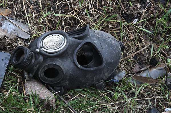 首都キーウ北西・ブチャの町の路上に捨てられていたガスマスク（田中龍作ジャーナルから）