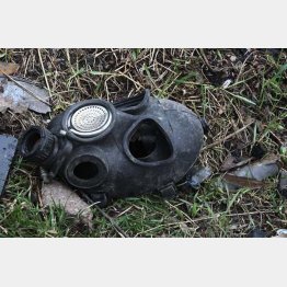 首都キーウ北西・ブチャの町の路上に捨てられていたガスマスク（田中龍作ジャーナルから）