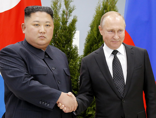 ロシアは軍事支援を要請（ロシアのプーチン大統領と北朝鮮の金正恩総書記＝左）／（Ｃ）ＡＰ=共同