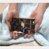 爽彩さんの写真を手にする母親（Ｃ）共同通信社