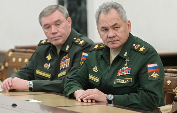 セルゲイ・ショイグ国防相（右）とワレリー・ゲラシモフ参謀総長（Ｃ）ロイター／Sputnik／Kremlin