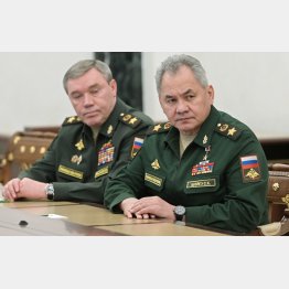 セルゲイ・ショイグ国防相（右）とワレリー・ゲラシモフ参謀総長（Ｃ）ロイター／Sputnik／Kremlin