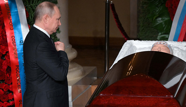 盟友、極右政党・自由民主党のジリノフスキー党首の葬儀に訪れたプーチン大統領（Ｃ）ロイター／Sputnik／Kremlin