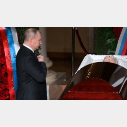 盟友、極右政党・自由民主党のジリノフスキー党首の葬儀に訪れたプーチン大統領（Ｃ）ロイター／Sputnik／Kremlin
