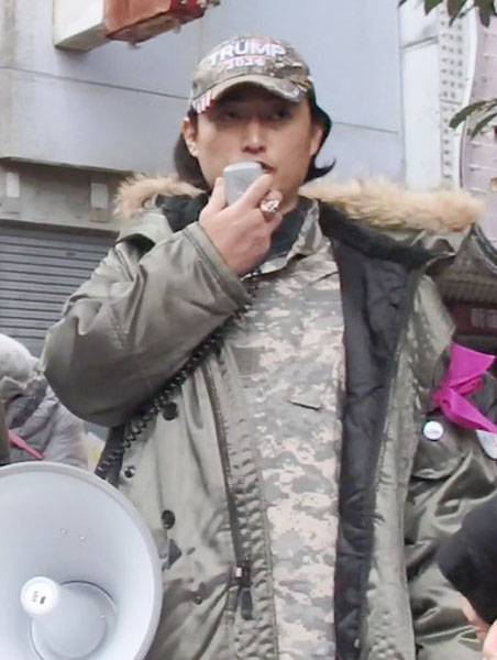 1月23日、新宿でのデモ後にスピーチする倉岡容疑者（撮影）藤倉善郎