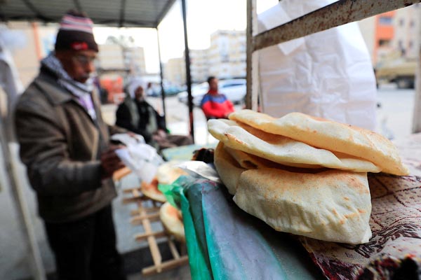 エジプトはIMFに支援要請（店の外で、パンを売るパン屋＝北シナイ県アリーシ、3月）（Ｃ）ロイター
