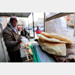 エジプトはIMFに支援要請（店の外で、パンを売るパン屋＝北シナイ県アリーシ、3月）（Ｃ）ロイター