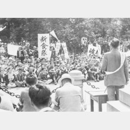 シベリヤ残留者の引き揚げ促進を期して開かれた「留守家族大会」。前日の日比谷公会堂での大会に続いて皇居前広場で開かれた（1948年9月28日）（Ｃ）共同通信社