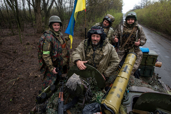 ウクライナ東部の最前線、装甲戦闘車の上のウクライナ軍兵士たち（Ｃ）ロイター／Press service of the Ukrainian Ground Forces