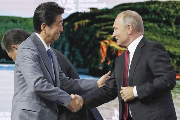安倍元首相はつい最近までプーチン大統領（右）に全力で媚びておいて…（代表撮影・共同）