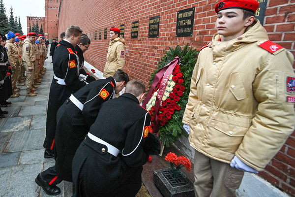 宇宙航空学の日、ガガーリンとコロリョフが埋葬されている場所（クレムリン）に花を手向ける儀仗兵たち（Ｃ）Sputnik／共同通信イメージズ