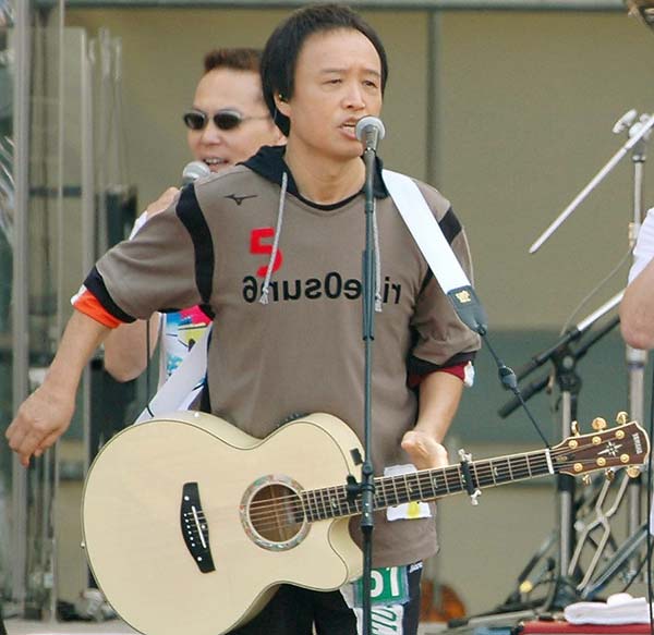 2006年、つま恋で開かれた野外コンサートで熱唱する吉田拓郎（Ｃ）共同通信社