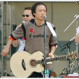 2006年、つま恋で開かれた野外コンサートで熱唱する吉田拓郎（Ｃ）共同通信社