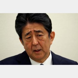 「桜を見る会」問題を巡り記者会見する安倍元首相（Ｃ）ロイター
