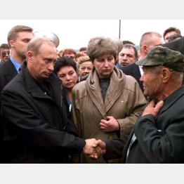 プーチン大統領（左）のにやけ顔発言の失態は伝説に（原子力潜水艦「クルスク」爆発事故で遺族を慰問する同大統領）／（Ｃ）ロイター