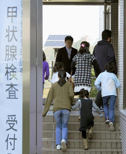 保護者に伴われ、甲状腺検査に向かう子どもたち＝2011年10月、福島市の県立医大病院（Ｃ）共同通信社