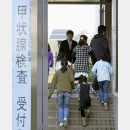 保護者に伴われ、甲状腺検査に向かう子どもたち＝2011年10月、福島市の県立医大病院（Ｃ）共同通信社