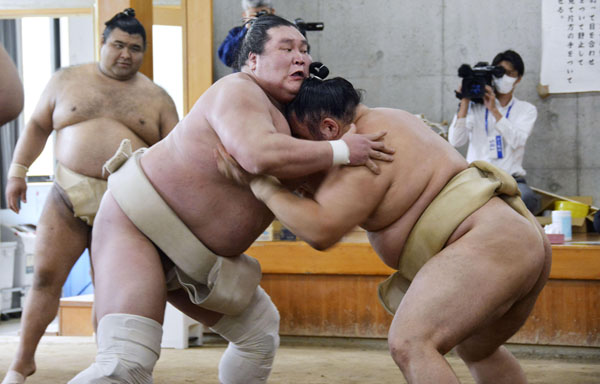 24日、稽古で相撲を取る照ノ富士（左）／（代表撮影）