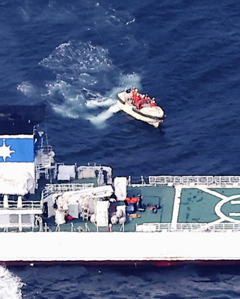 行方不明者の捜索を続ける海上保安庁の巡視船（Ｃ）共同通信社
