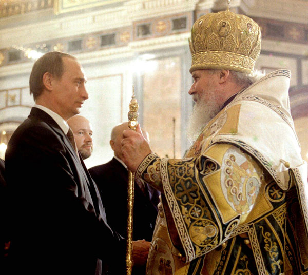 プーチン大統領（左）は故郷でこっそり洗礼を受けていた（Ｃ）ロイター