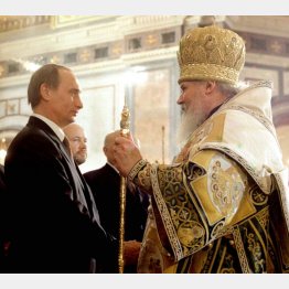 プーチン大統領（左）は故郷でこっそり洗礼を受けていた（Ｃ）ロイター