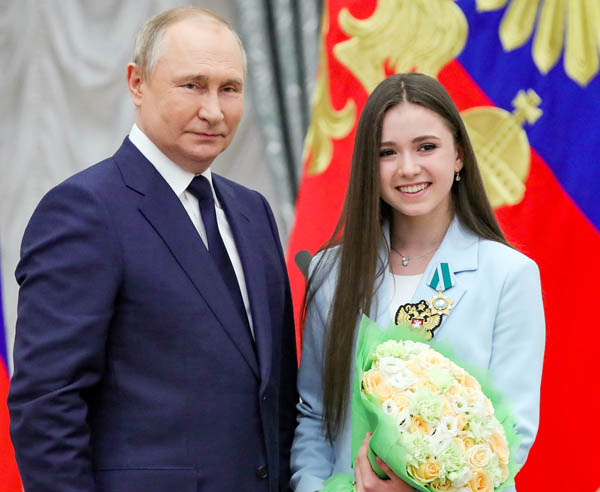 ロシア・フィギュアスケート女子のカミラ・ワリエワ選手と写真におさまるプーチン大統領（Ｃ）ロイター／Sputnik／Kremlin