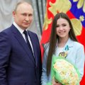 窮鼠の人気取り…プーチン大統領からワリエワ選手に国家勲章授与