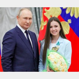 ロシア・フィギュアスケート女子のカミラ・ワリエワ選手と写真におさまるプーチン大統領（Ｃ）ロイター／Sputnik／Kremlin