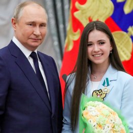 ロシアのプーチン大統領はカミラ・ワリエワ（右）を絶賛（Ｃ）ロイター／Sputnik／Kremlin