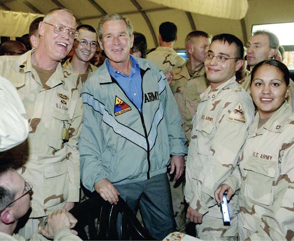 2003年、極秘でバグダッドの駐留米軍基地を訪れ、兵士を慰労するブッシュ米大統領（Ｃ）ロイター＝共同