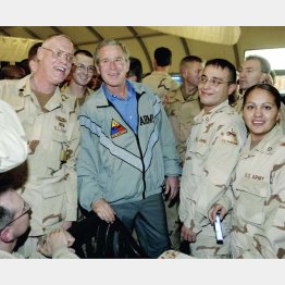 2003年、極秘でバグダッドの駐留米軍基地を訪れ、兵士を慰労するブッシュ米大統領（Ｃ）ロイター＝共同
