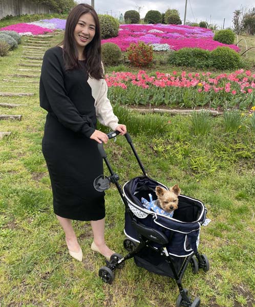 愛犬を自社のペットカートに乗せて散歩する川﨑愛さん（Ｃ）日刊ゲンダイ