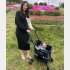 愛犬を自社のペットカートに乗せて散歩する川﨑愛さん（Ｃ）日刊ゲンダイ
