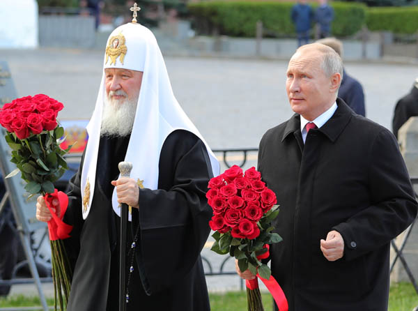 キリル総主教（左）はプーチン大統領の“聖戦”を応援（Ｃ）ロイター／Sputnik