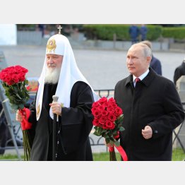 キリル総主教（左）はプーチン大統領の“聖戦”を応援（Ｃ）ロイター／Sputnik
