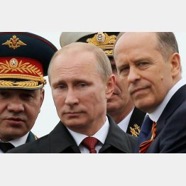 プーチン大統領（央）とボルトニコフ・ウクライナ侵攻総司令官（右）（2014年5月9日の戦勝記念日、クリミア・セヴァストポリで）／（Ｃ）ロイター＝共同