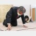 会見で土下座して謝罪する桂田社長（Ｃ）共同通信社