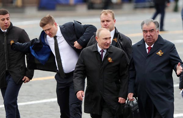 昨2021年の戦勝記念日でのプーチン大統領（右2）／（Ｃ）ロイター