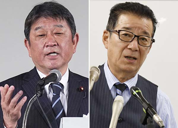 自民党の茂木幹事長（左）と日本維新の会・松井代表（Ｃ）共同通信社