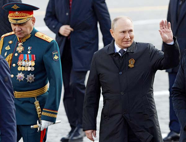 最後の「表舞台」に？（同式典の軍事パレードの後に、国民に手を振るプーチン大統領。左は、ショイグ国防相）／（Ｃ）ロイター