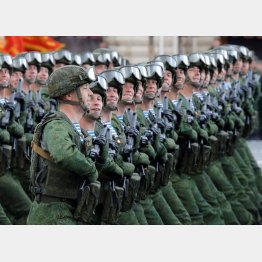 対独戦勝記念日の軍事パレードで行進するロシア軍兵士（Ｃ）ロイター
