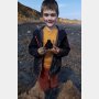 海岸で貝殻を探していたら…6歳の男の子が見つけた「史上最大のサメの歯」