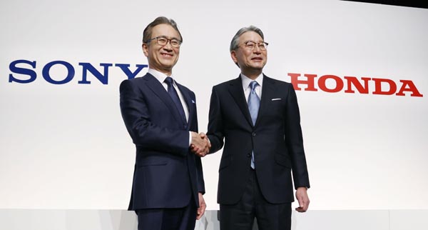 ソニーグループの吉田社長（左）とホンダの三部社長（Ｃ）共同通信社