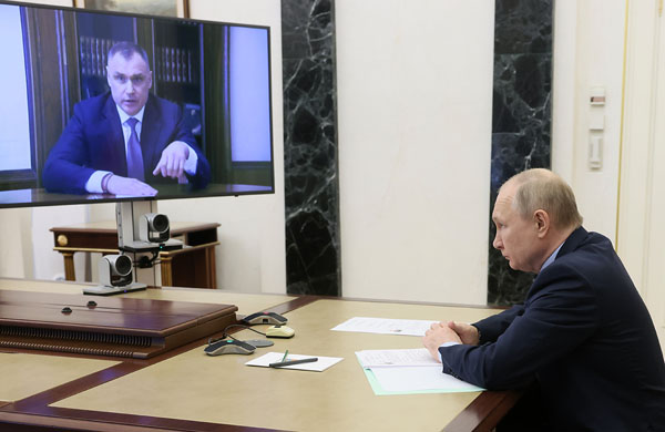 10日、マリ・エル共和国のアレクサンドル・エフスティフェフ知事（左画面）とテレビ会議をするプーチン大統領。この日、他の辞任する州知事とも同会議を持った（Ｃ）Sputnik／共同通信イメージズ