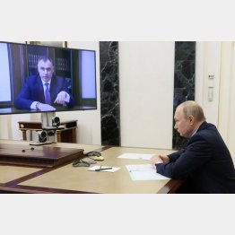 10日、マリ・エル共和国のアレクサンドル・エフスティフェフ知事（左画面）とテレビ会議をするプーチン大統領。この日、他の辞任する州知事とも同会議を持った（Ｃ）Sputnik／共同通信イメージズ
