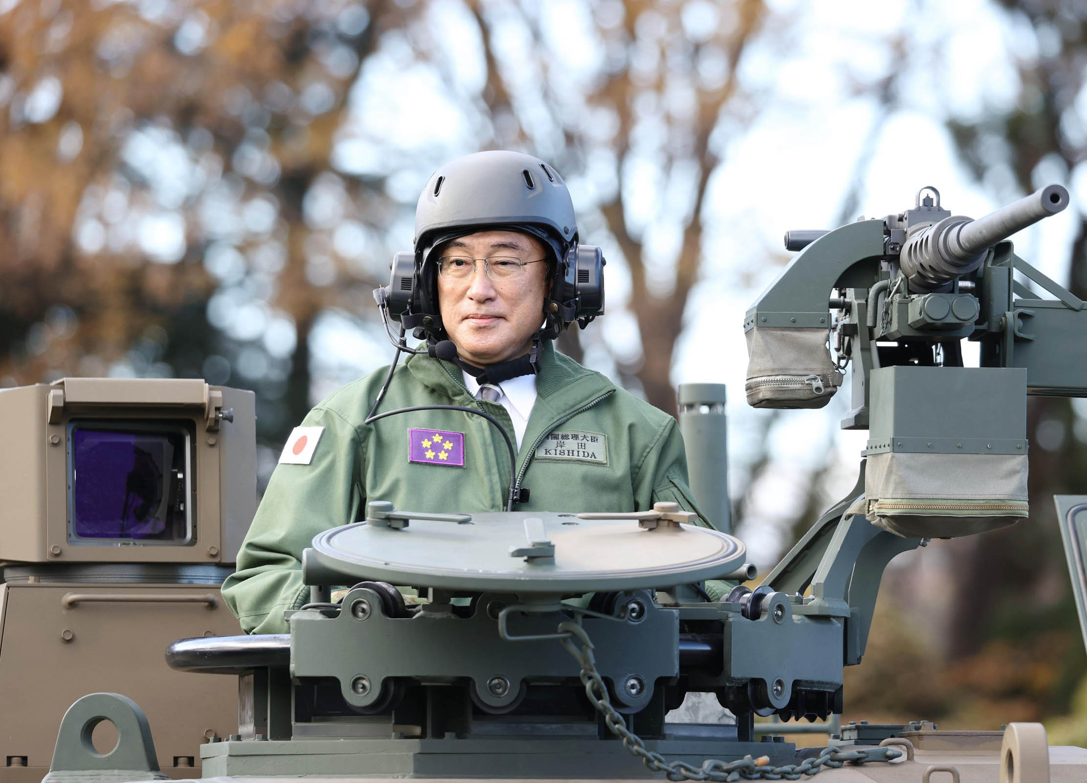 陸上自衛隊の朝霞駐屯地で、戦車に試乗する岸田首相（代表撮影）