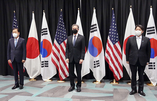 日米韓の連携が不可欠（2022年2月ハワイ・ホノルルでの日米韓外相会談＝外務省提供）