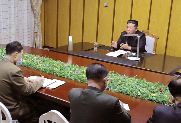 国家非常防疫司令部を視察する北朝鮮の金正恩朝鮮労働党総書記（右上）　（Ｃ）ロイター／朝鮮中央通信